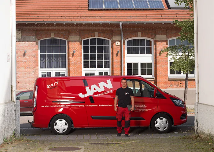 Jan steht vor seinem Auto